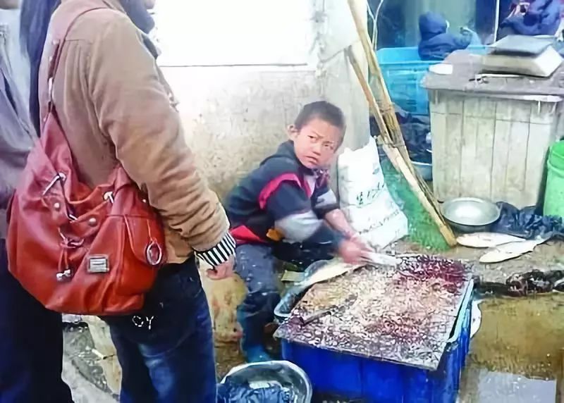 喝農(nóng)藥表情包_喝農(nóng)藥動圖_喝農(nóng)藥的表情包